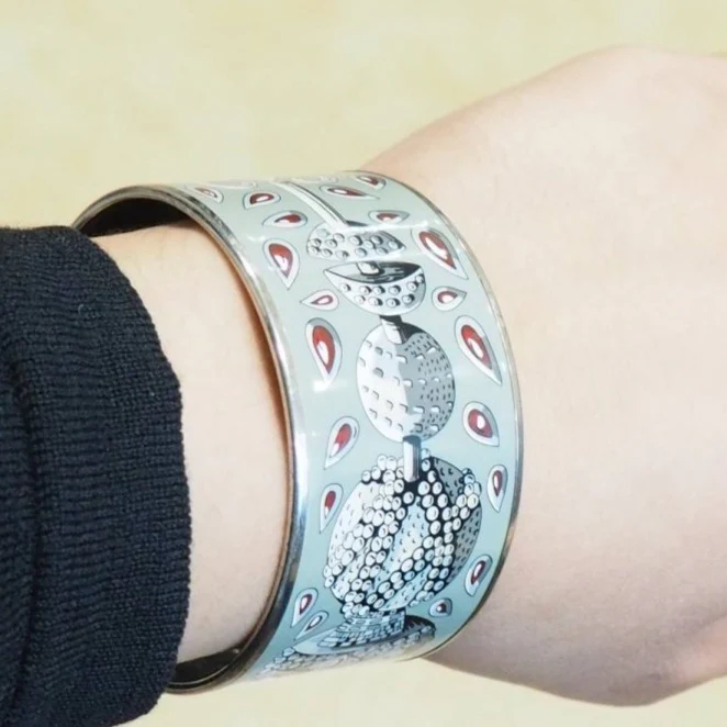 Bracelet Hermès manchette en métal argenté à décor - Image 2
