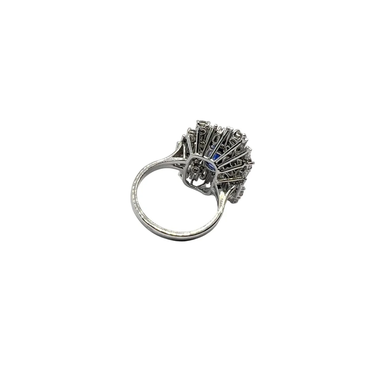 Bague Entourage en or blanc, saphir et diamants - Image 3