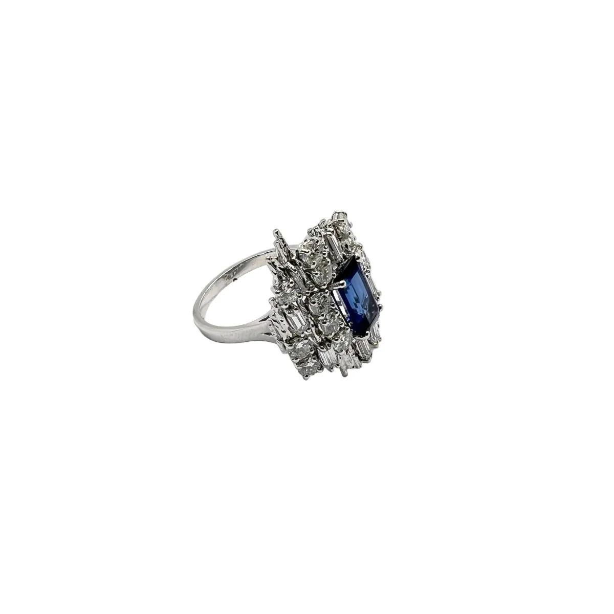 Bague Entourage en or blanc, saphir et diamants - Image 4