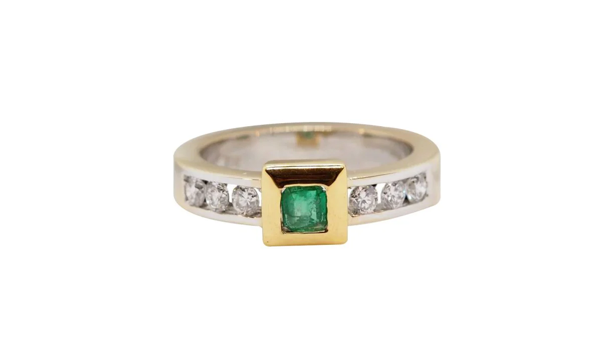 Bague en or jaune, or blanc, émeraude et diamants