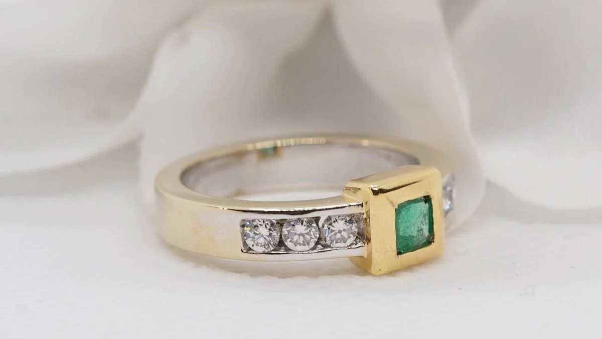 Bague en or jaune, or blanc, émeraude et diamants - Image 2