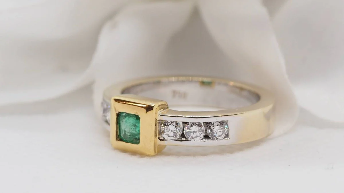 Bague en or jaune, or blanc, émeraude et diamants - Image 3