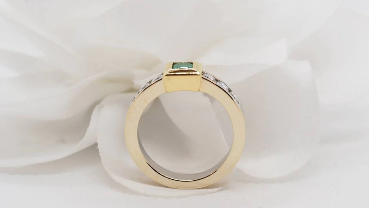 Bague en or jaune, or blanc, émeraude et diamants - Image 4