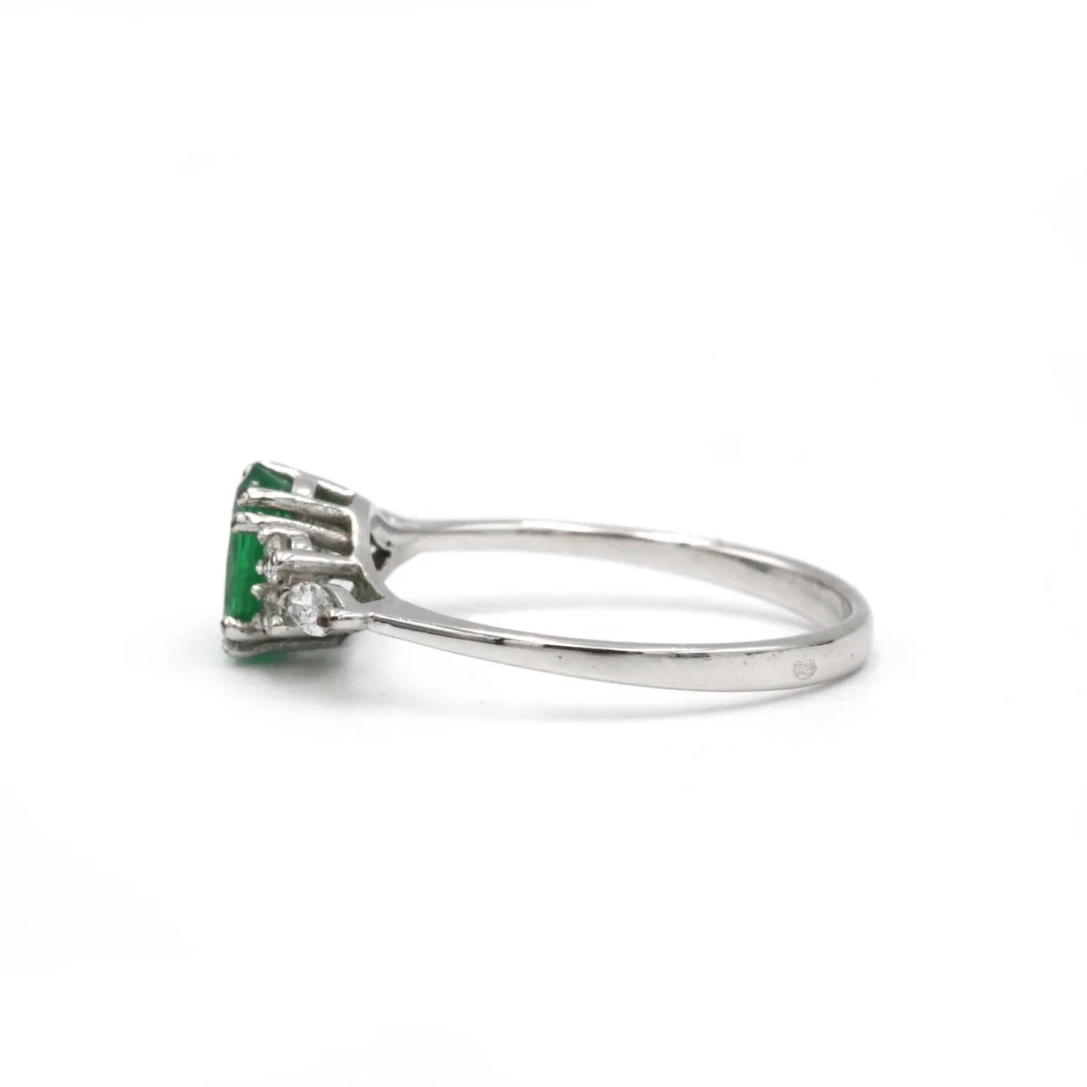 Bague en or blanc, émeraud et diamants - Image 2