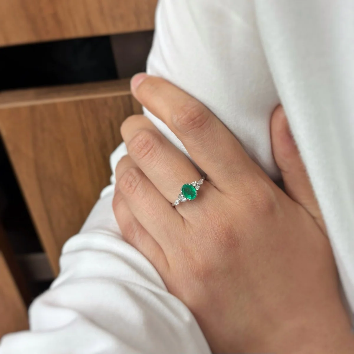 Bague en or blanc, émeraud et diamants - Image 4