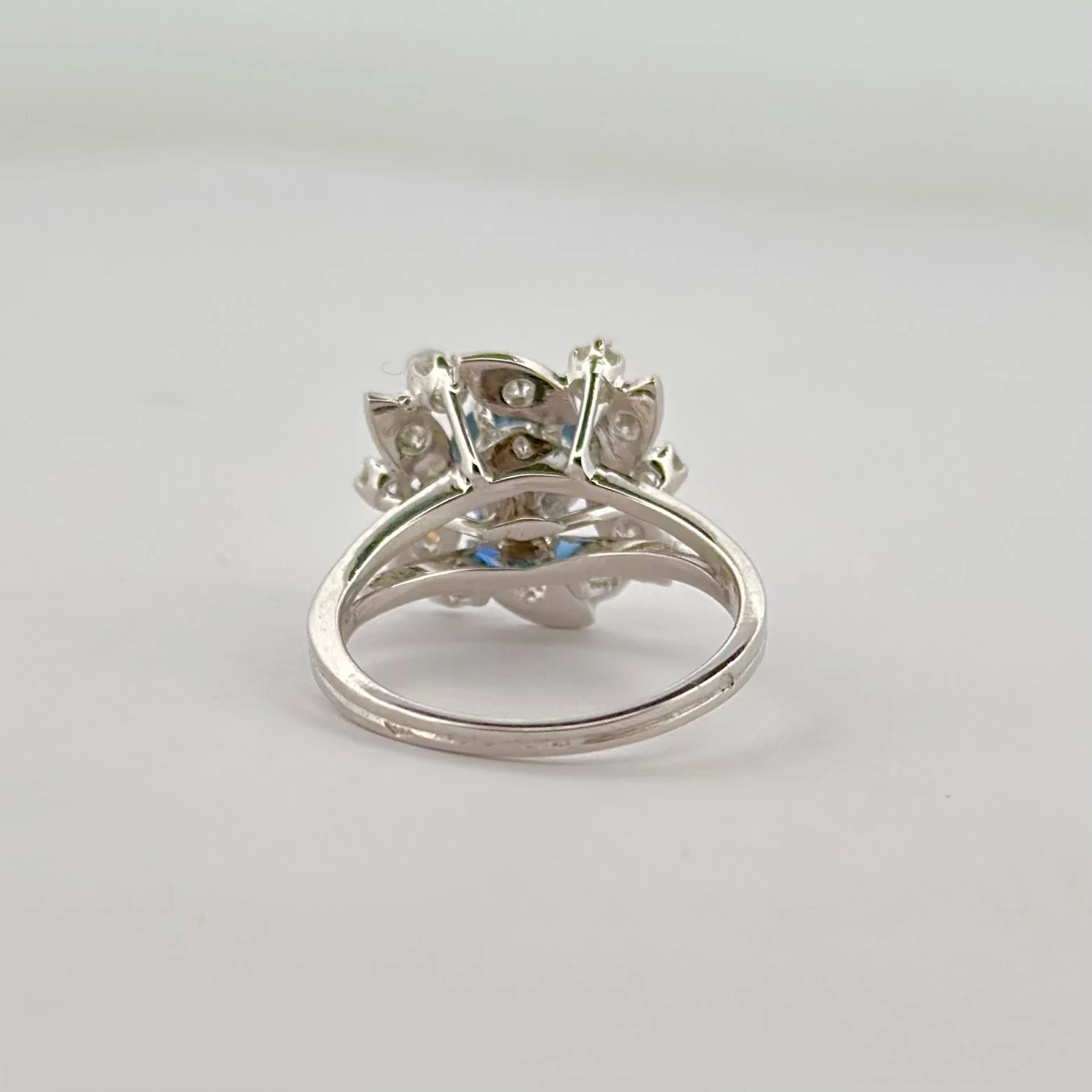 Bague Marguerite en or blanc, saphir et diamant - Image 2