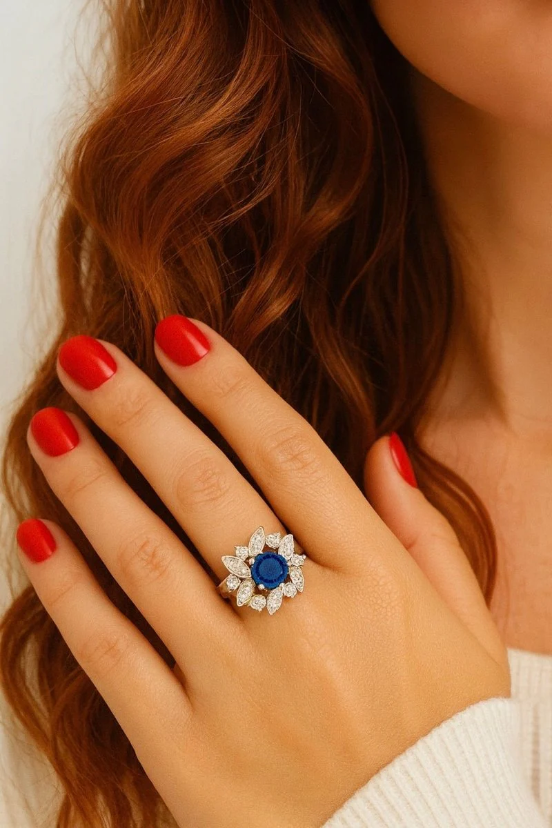 Bague Marguerite en or blanc, saphir et diamant - Image 4