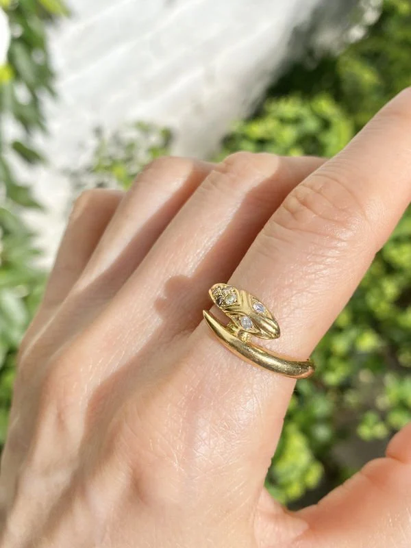 Bague en or jaune 18k en forme de serpent et diamants - Image 2