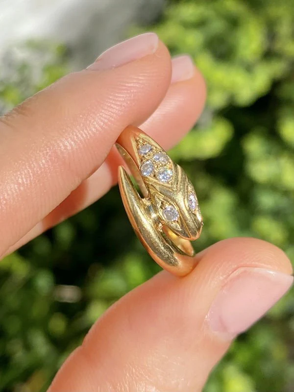 Bague en or jaune 18k en forme de serpent et diamants - Image 9