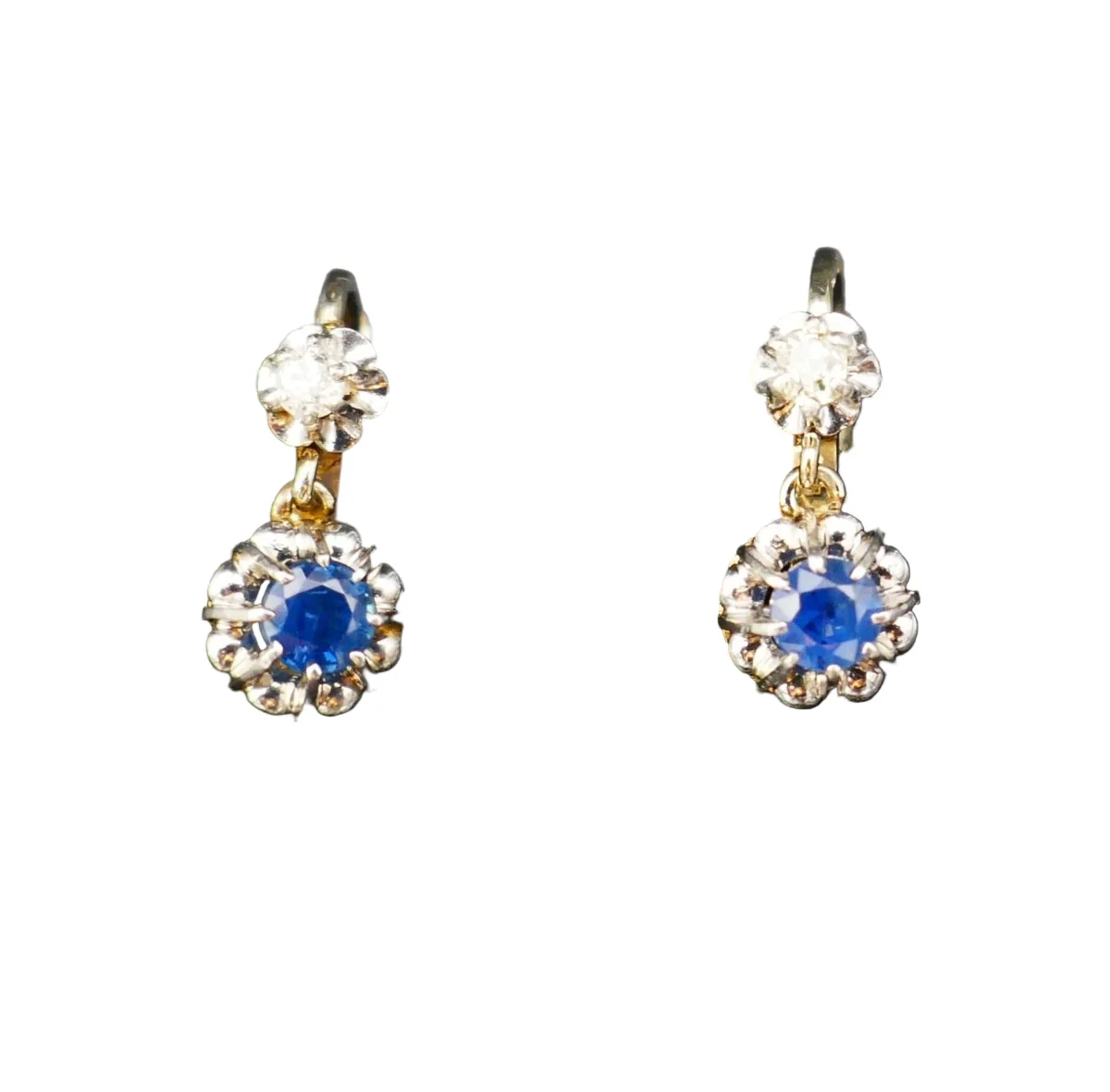 Boucles d'oreilles Dormeuses en or blanc, platine, saphirs et diamants - Image 2