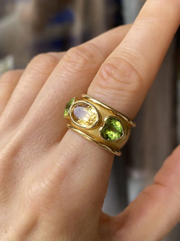 Large bague en or jaune 18K citrine et péridots - Image 2