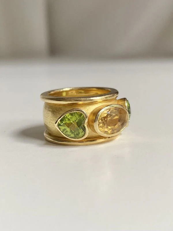 Large bague en or jaune 18K citrine et péridots - Image 4