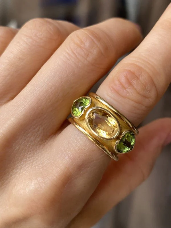 Large bague en or jaune 18K citrine et péridots - Image 7