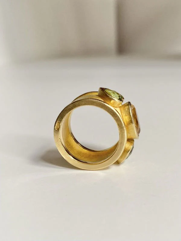 Large bague en or jaune 18K citrine et péridots - Image 8
