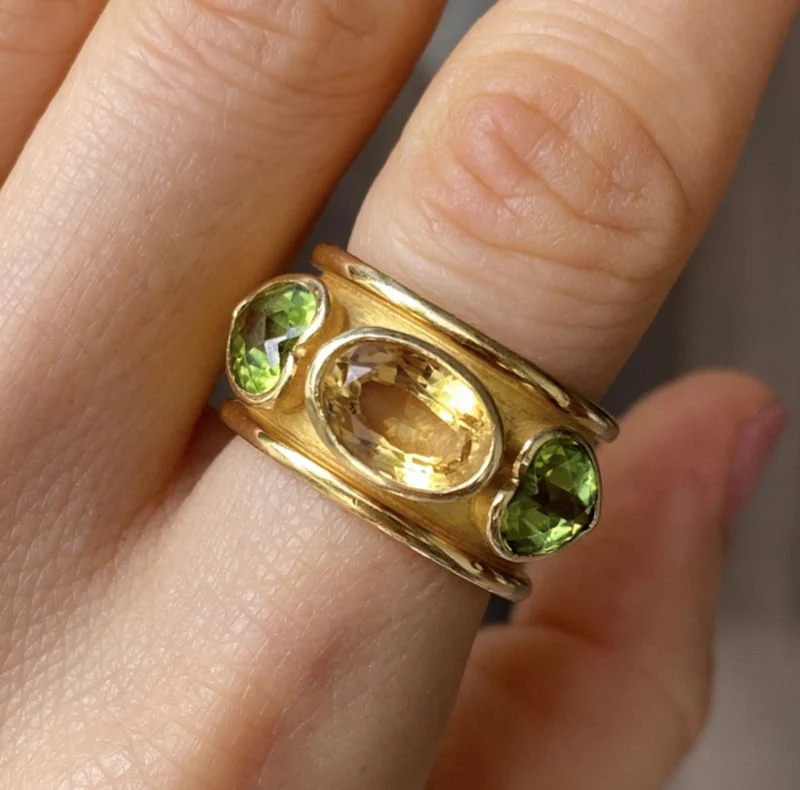 Large bague en or jaune 18K citrine et péridots - Image 9