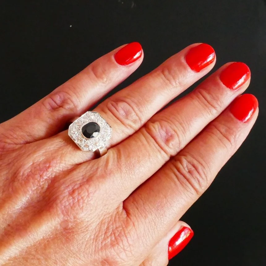 Bague en or blanc, saphir et diamants - Image 2