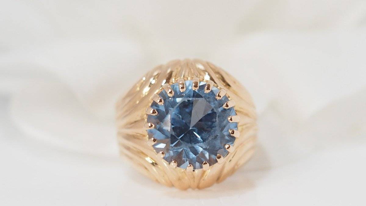 Bague en or jaune et topaze bleue
