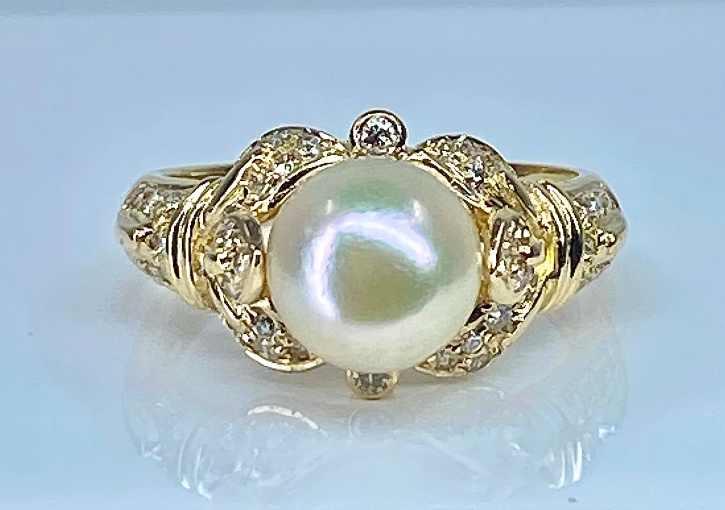 Bague en or jaune 18 carats, perle et 38 diamants.