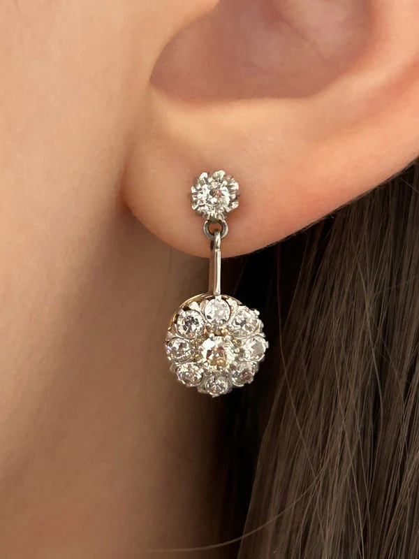 Boucles d’oreilles anciennes pendantes en or jaune 18K et diamants - Image 4