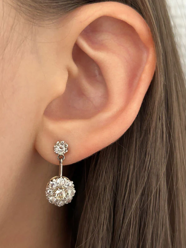 Boucles d’oreilles anciennes pendantes en or jaune 18K et diamants - Image 5