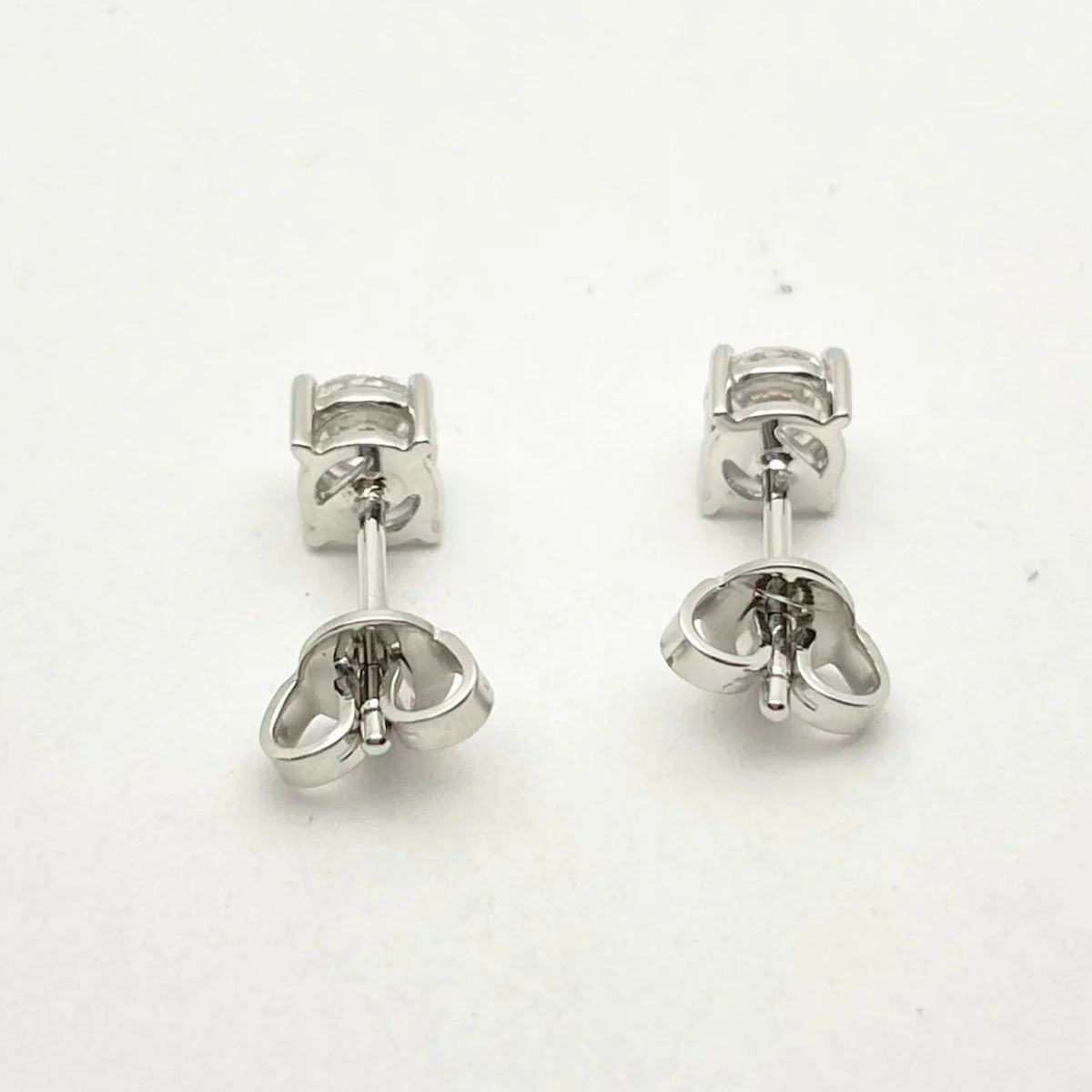 Boucles d'oreilles puces en or blanc et diamants naturels - Image 5