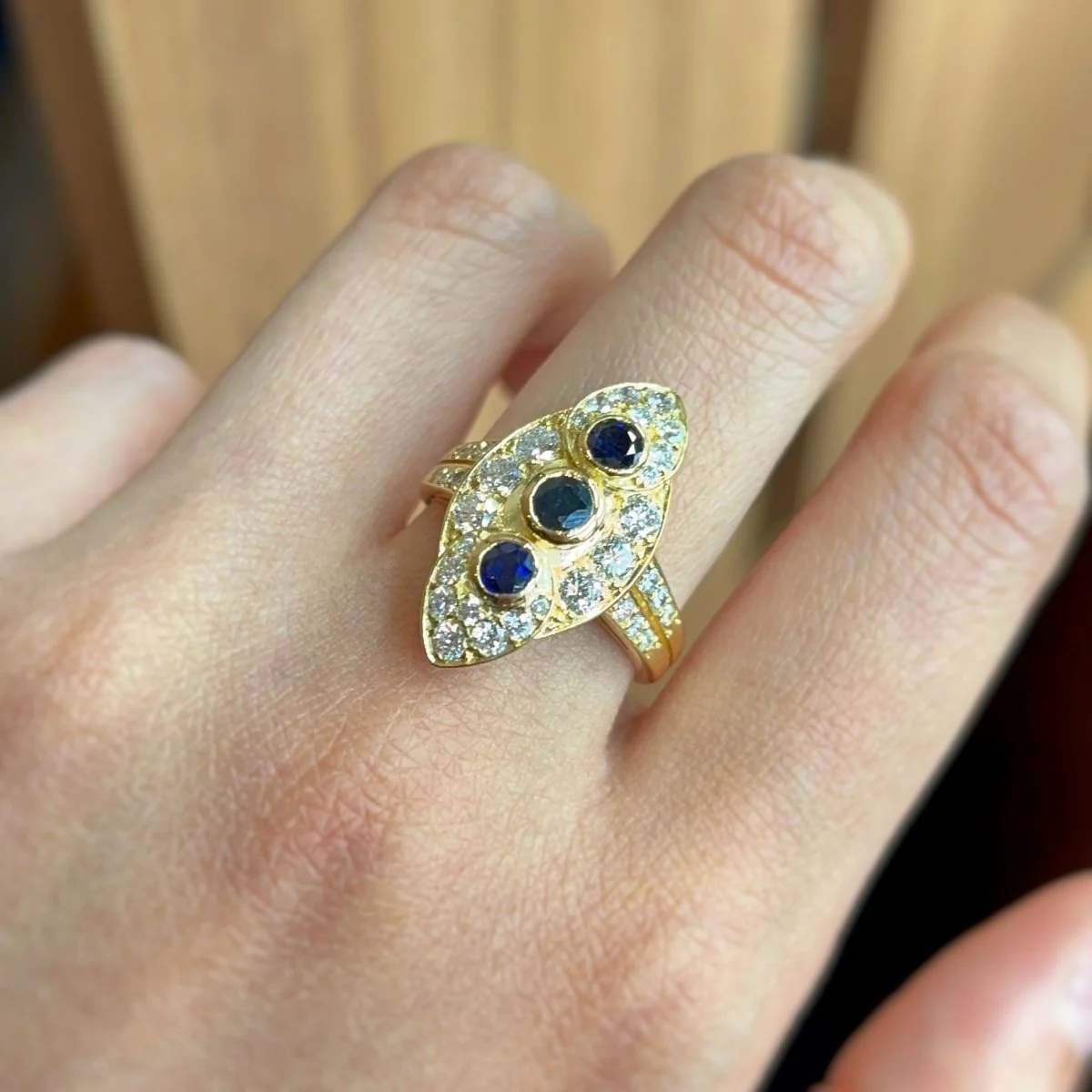 Bague Trilogie en or jaune, saphirs et diamants - Image 5