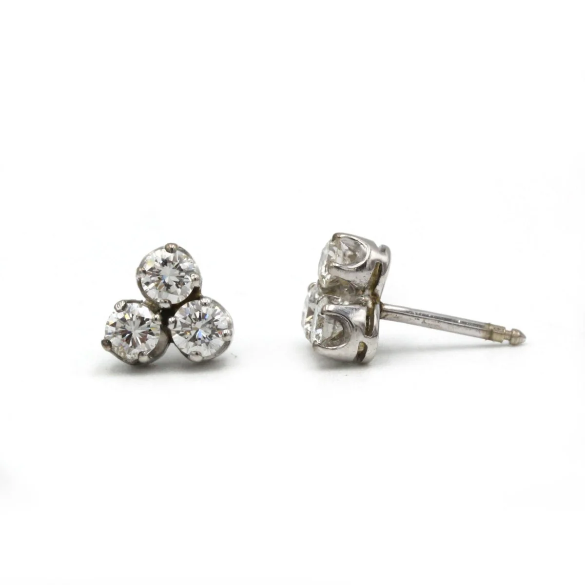 Boucles d'oreilles Clous en or blanc et diamants - Image 2