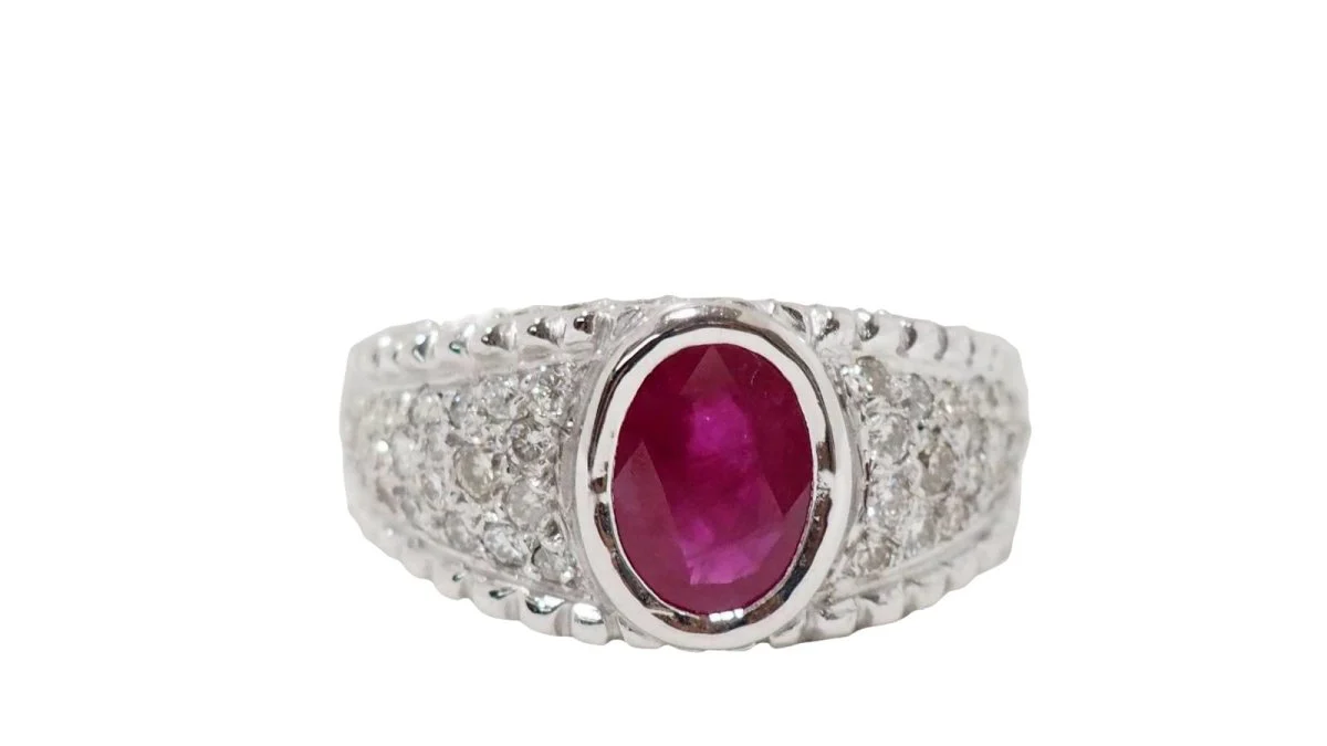 Bague Jonc en or blanc, rubis et diamants