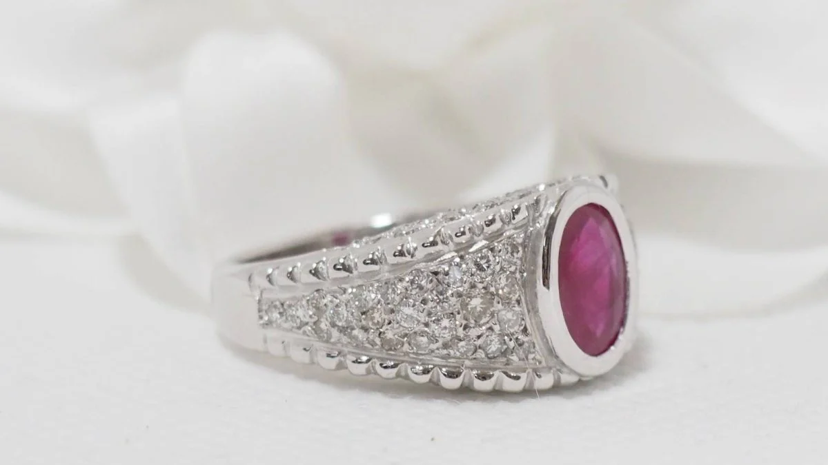 Bague Jonc en or blanc, rubis et diamants - Image 2