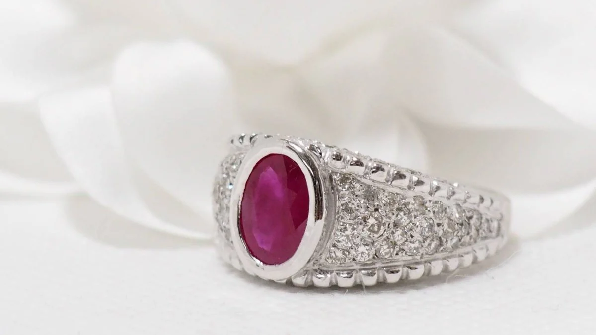 Bague Jonc en or blanc, rubis et diamants - Image 3