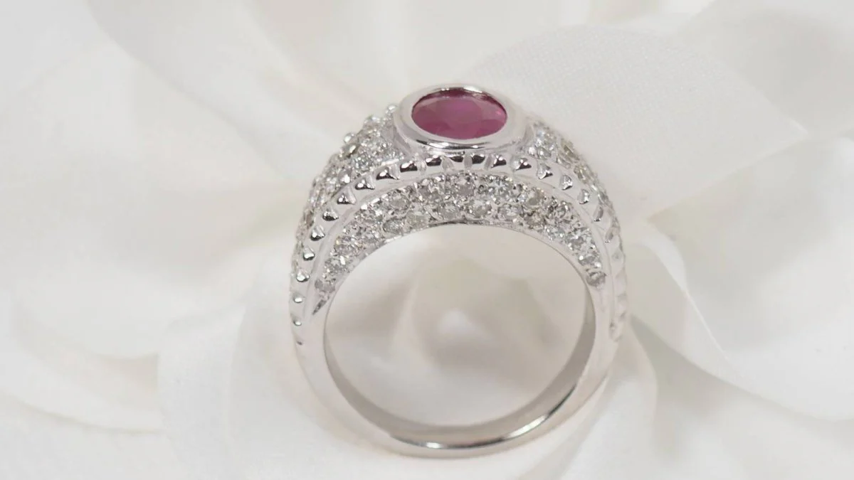 Bague Jonc en or blanc, rubis et diamants - Image 4