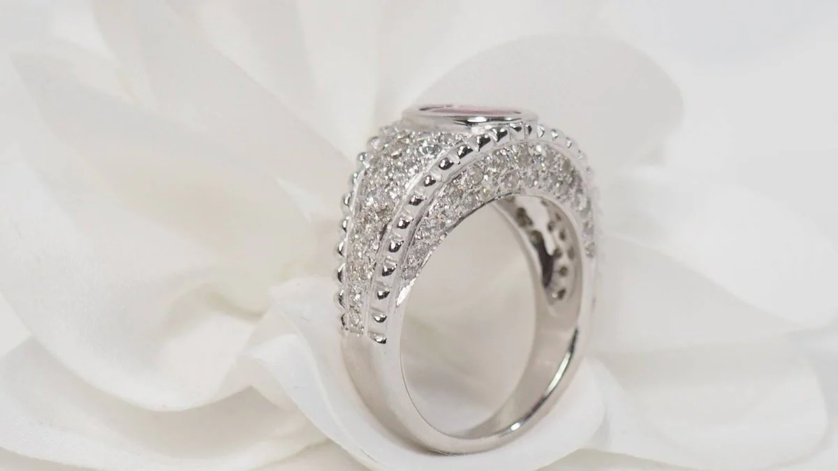 Bague Jonc en or blanc, rubis et diamants - Image 5