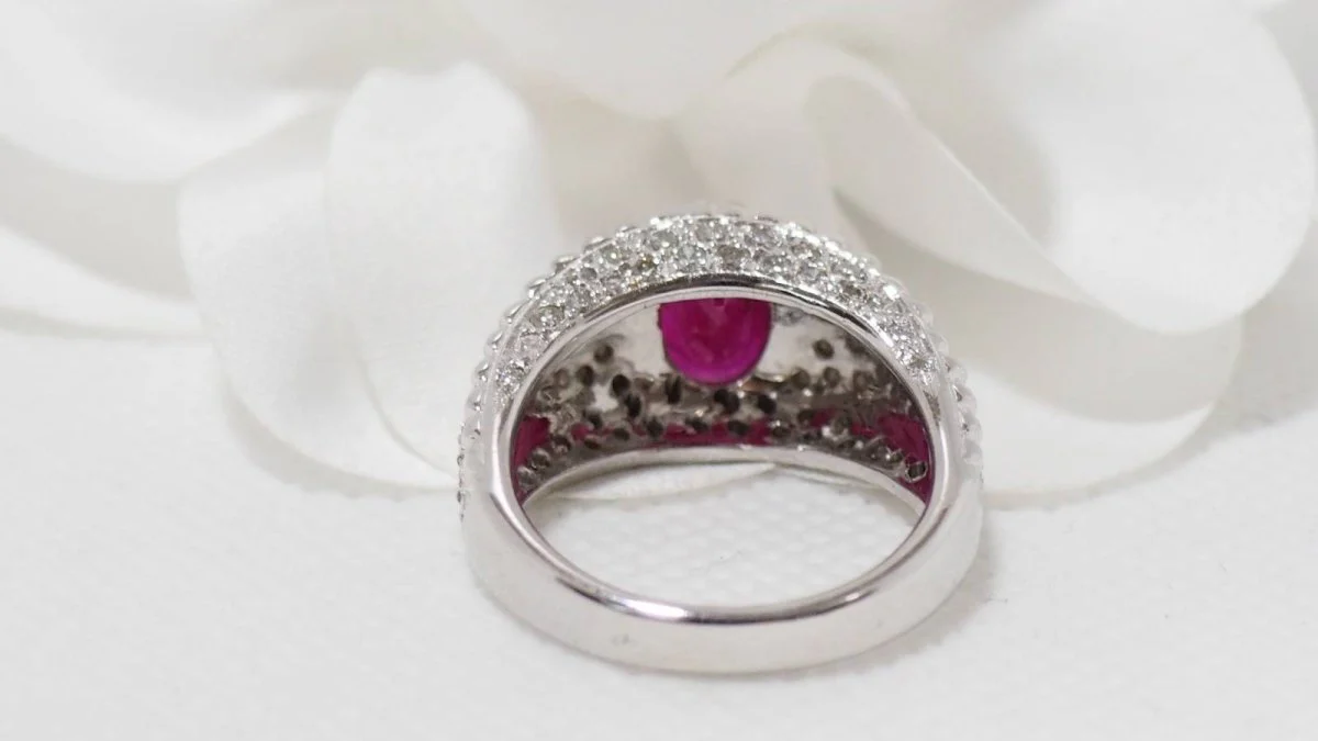 Bague Jonc en or blanc, rubis et diamants - Image 6