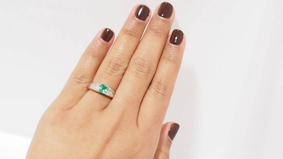 Bague en or blanc, émeraude et diamants - Image 3
