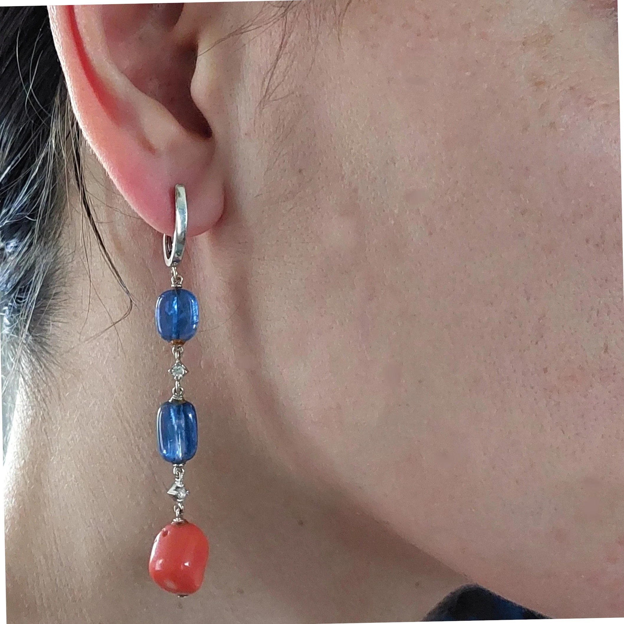 PAIRE DE PENDANTS D’OREILLES TANZANITES ET CORAIL - Image 2
