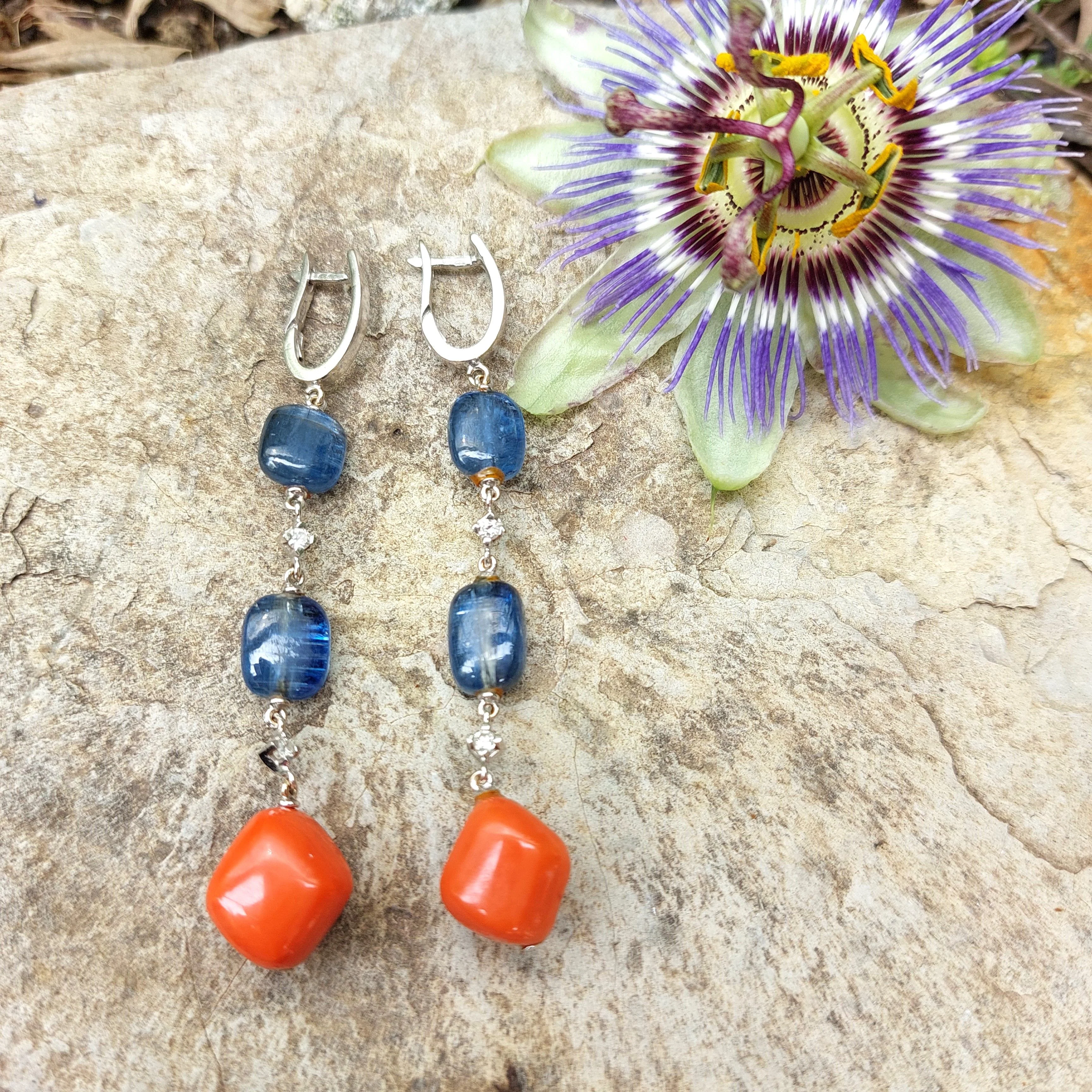 PAIRE DE PENDANTS D’OREILLES TANZANITES ET CORAIL - Image 3