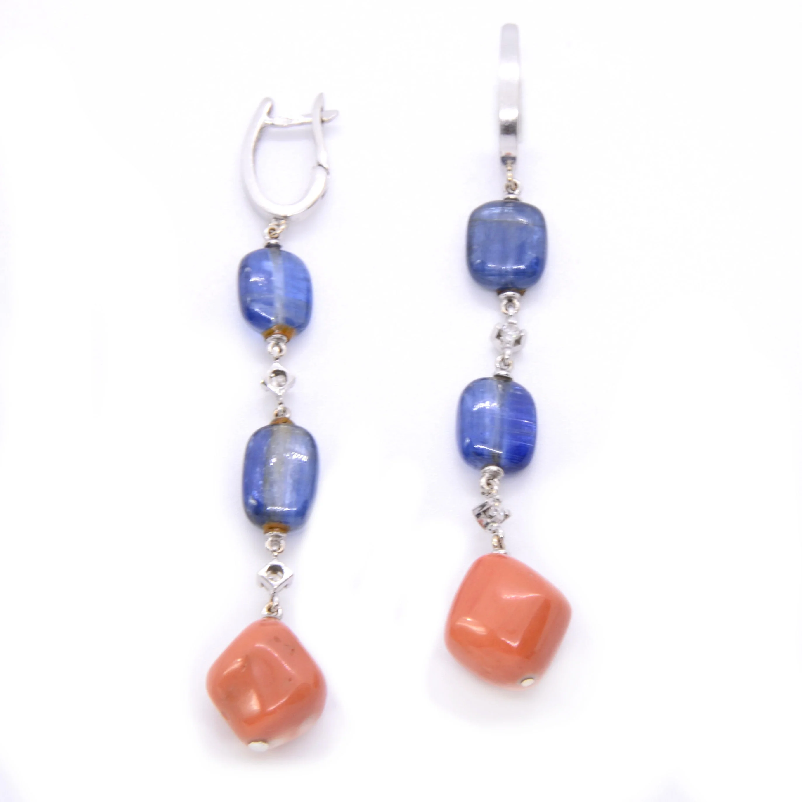 PAIRE DE PENDANTS D’OREILLES TANZANITES ET CORAIL - Image 4