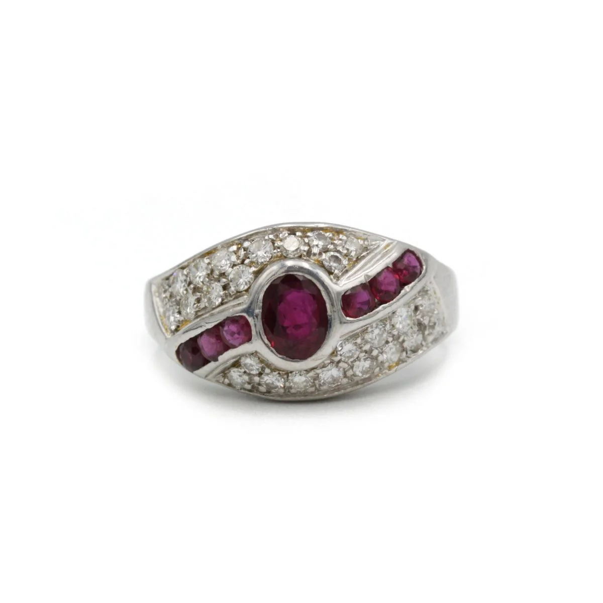 Bague en or blanc, rubis et diamants