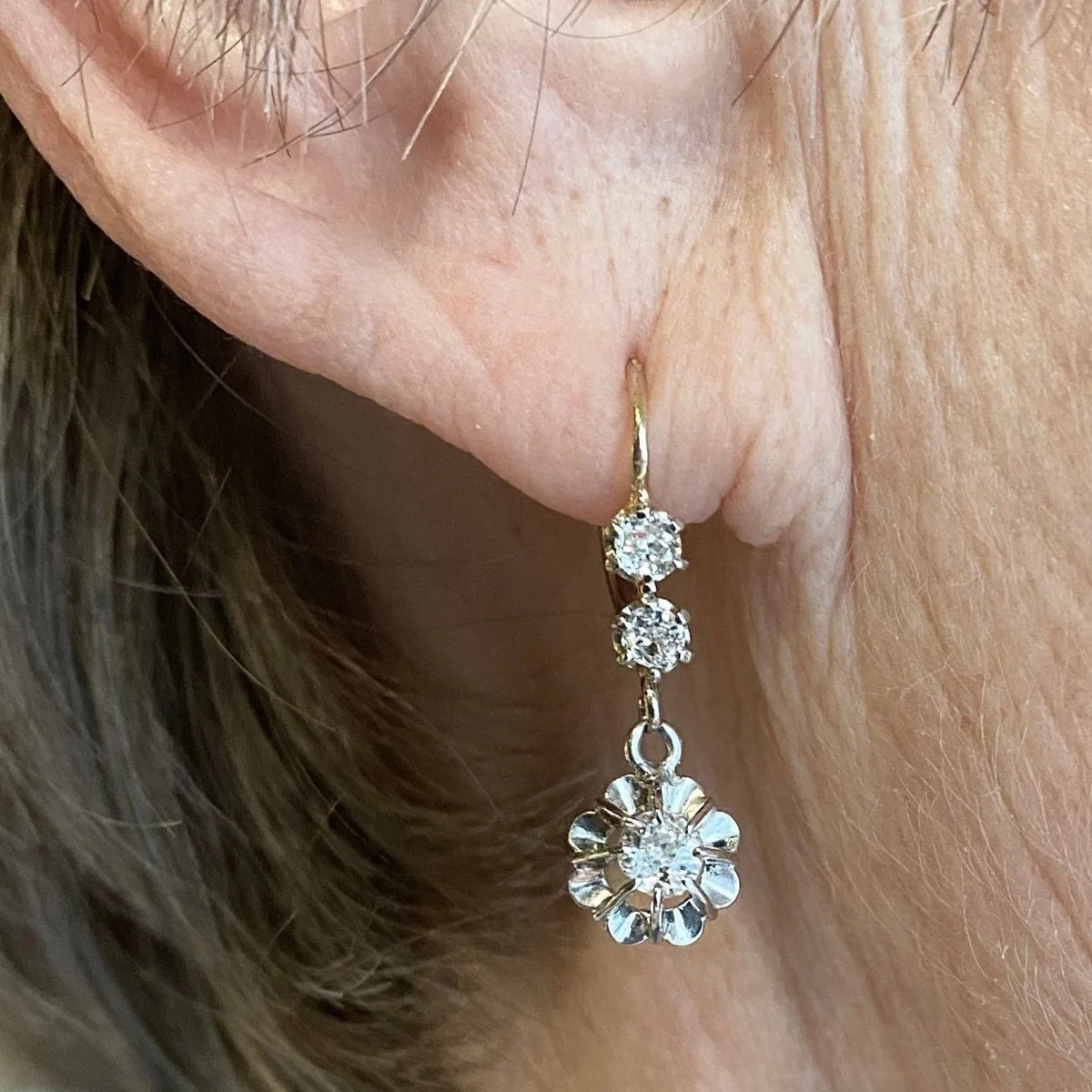 Boucles d’oreilles dormeuses en or jaune et diamants - Image 2