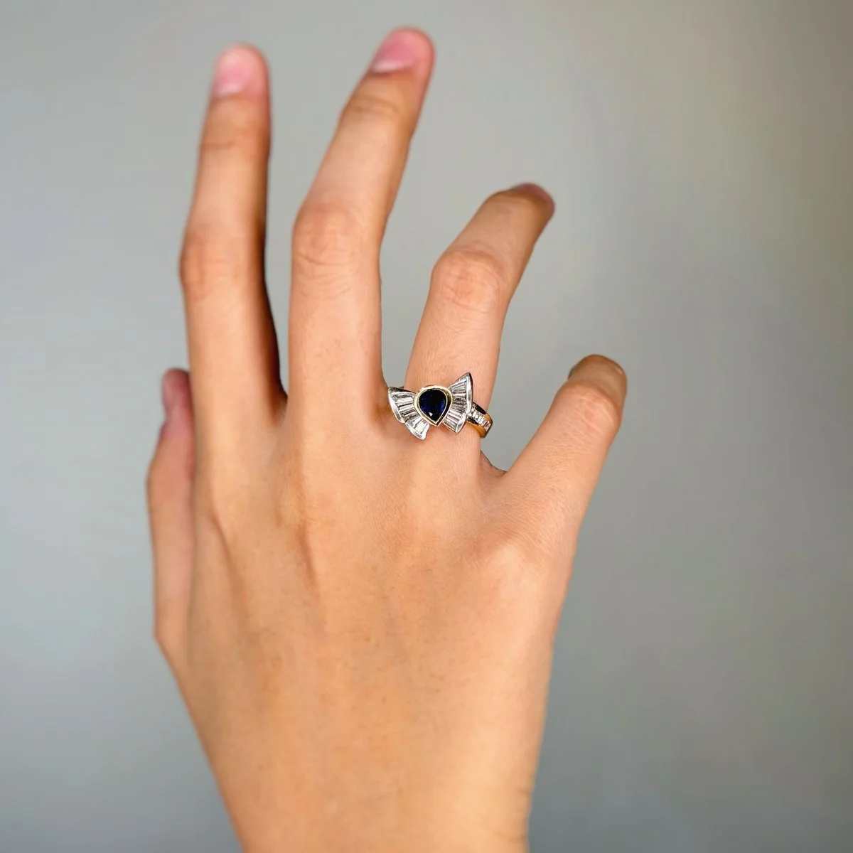Bague en or jaune, platine, saphir, et diamants - Image 2