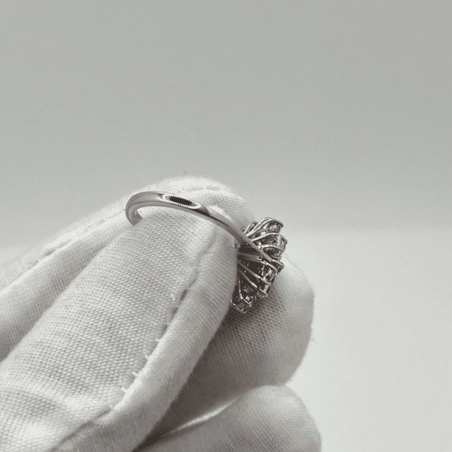 Bague Marguerite en or blanc, saphir, et diamants - Image 5