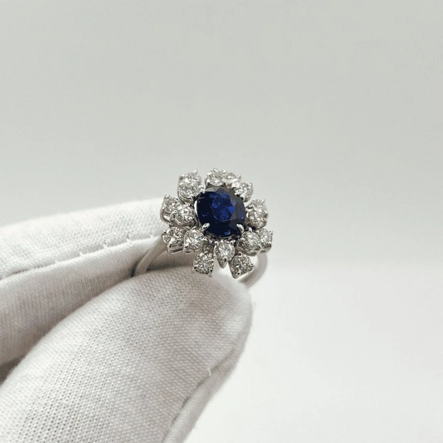 Bague Marguerite en or blanc, saphir, et diamants - Image 6