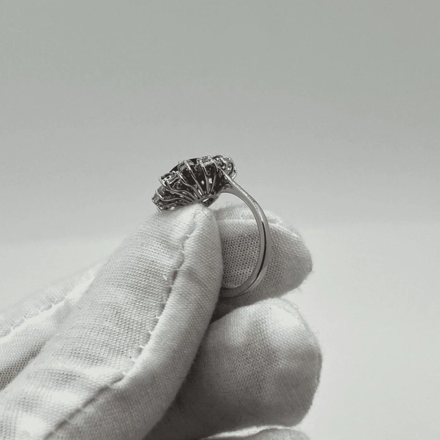 Bague Marguerite en or blanc, saphir, et diamants - Image 7