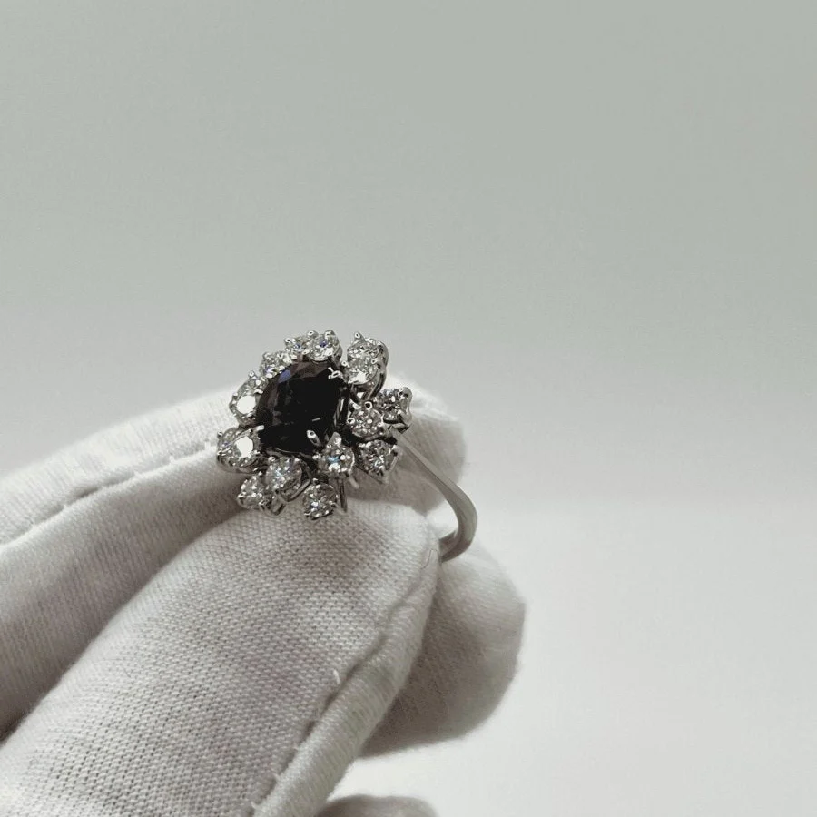 Bague Marguerite en or blanc, saphir, et diamants - Image 8