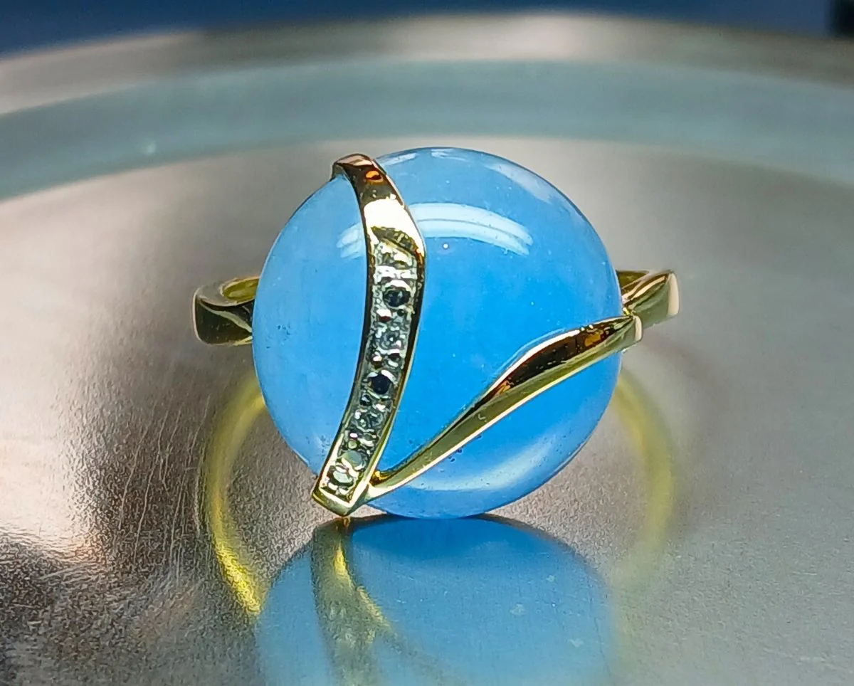Bague en or jaune, diamants et chalcédoine bleue