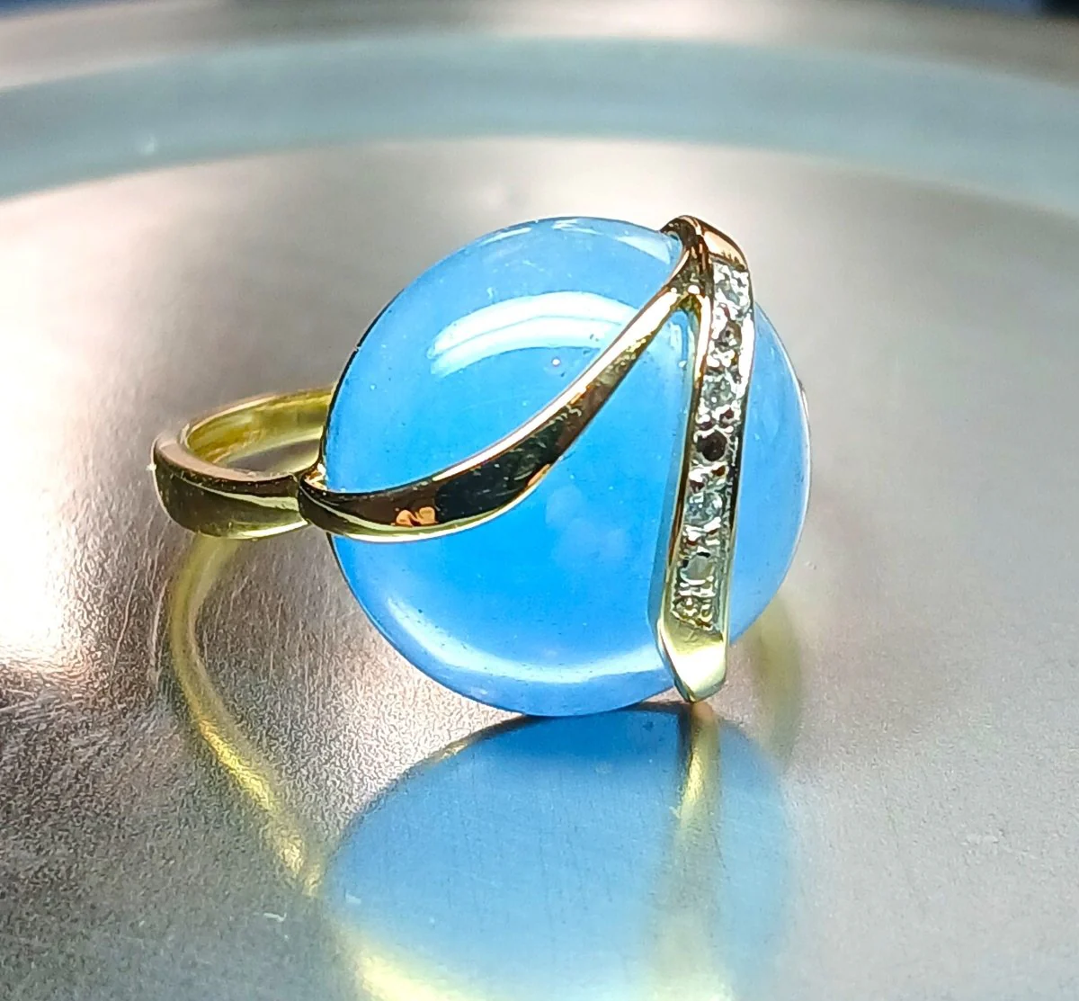 Bague en or jaune, diamants et chalcédoine bleue - Image 2