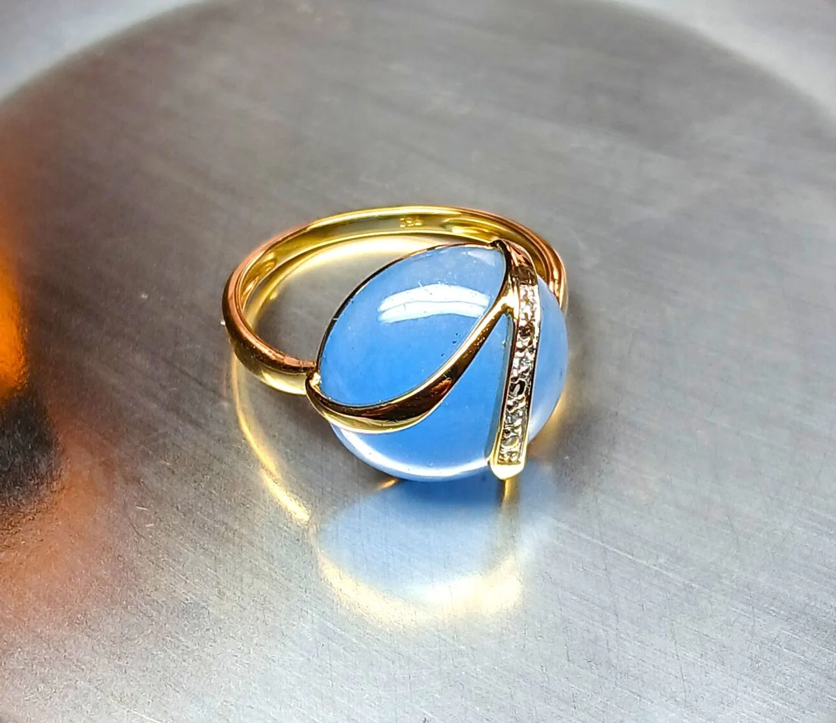 Bague en or jaune, diamants et chalcédoine bleue - Image 3