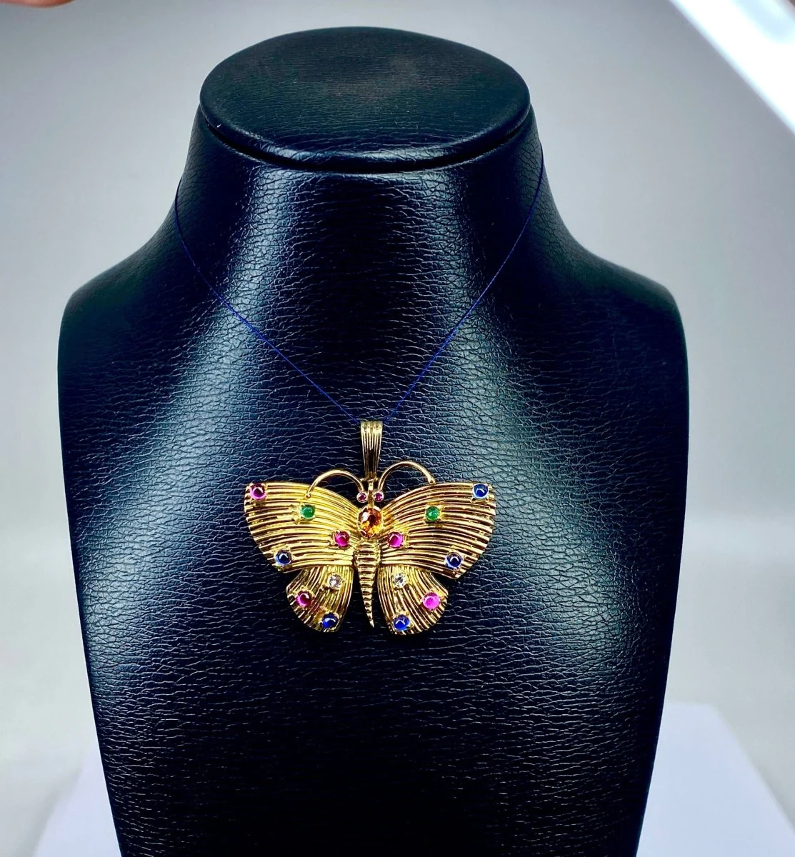 Pendentif papillon en or jaune 18 carats et pierres précieuses - Image 6