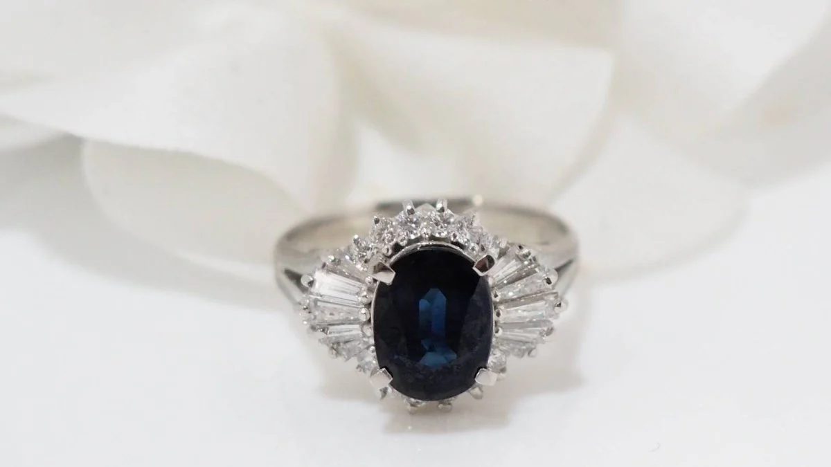 Bague en or blanc, saphir ovale et diamants - Image 2
