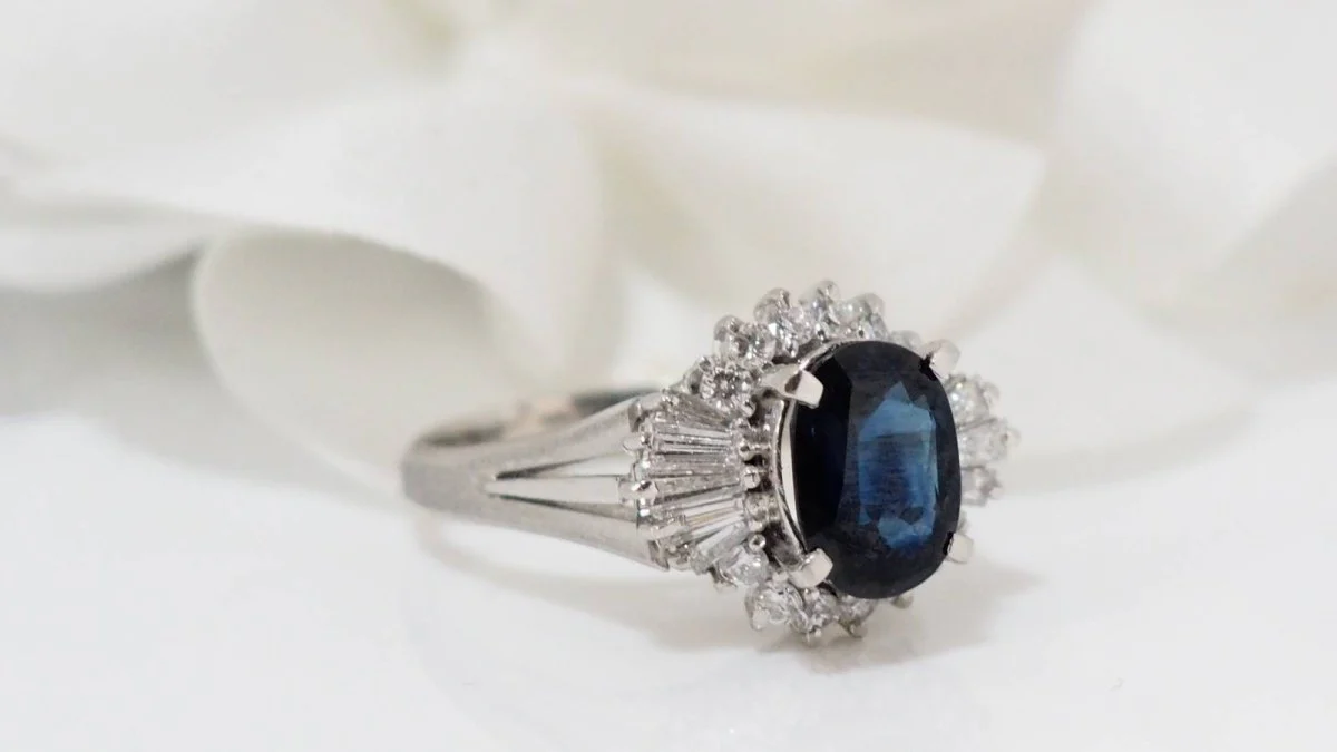 Bague en or blanc, saphir ovale et diamants - Image 3